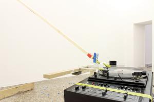 11) Bolts, speakers, electrical cables, rope, hooks, turntable, wood, minipimer, adhesive tape, Nonas' wood waste, timer, drill, various artists Funky, screwsfunky de pol, Roberto de Pol, 2013