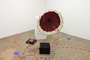 14) Straws,speakers, electrical cables, hooks, turntable, wood, Miles Davis - Round about midnight, adhesive tape, umbrella, timer, drill, screwsmiles davis de pol, Roberto de Pol, 2013