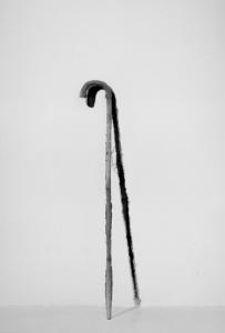 Pastorale, 1986. Muro scolpito, bastone in bronzo