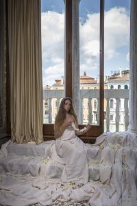 Penelope, performance nella sede storica di Rubelli in Palazzo Corner Spinelli, Venezia 2017