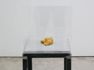 Migrant, meteorite placcate in oro, struttura di metallo, plexiglass, 130 x 30 x 30 cm, 2017
