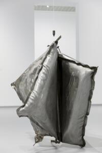 Federico De Leonardis, Muri #4 (Compressione Verticale), 1998, acciaio, 125 x 130 x 100
