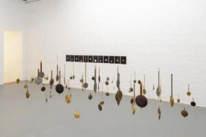 David Rickard, Borrowed time, 2022, pendoli presi in prestito e fotogrammi, dimensioni variabili