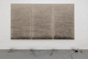 David Rickard, Night Shift, 2022, umidità estratta dall’aria della galleria e pigmento su tela, 304 x 170 cm