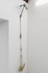David Rickard, Aweigh, 2019, ancore usate, 40 x 20 x 280 cm