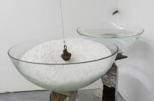 Federico De Leonardis, Essere mare III, 2009, allume di rocca, acqua, vetro, basi di marmo e sacchi di sabbia, dimensioni variabili