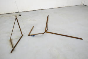 Federico De Leonardis, Squadre, 2022, squadre di ferro, filo di piombo, 170 x 130 cm