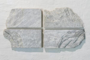 Federico De Leonardis, Ossa di Shelley (Dante Purgatorio I), 2022, Marmo bianco di Carrara inciso, 34 x 72 cm