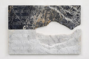 Federico De Leonardis, Ossa di Shelley (Rilke III Duinese), 2022, Marmo di Portoro e bianco di Carrara incisi, 40 x 60 cm