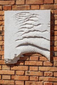 Ossa di Shelley (Canto V, Inferno, Dante), 2019, marmo di Carrara, 75 x 65 x 6 cm