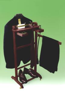 Fabio Mauri, Servo muto ariano, 1995, appendiabiti in legno, completo da uomo, scarpe e accessori, 108,5 x 74 x 60 cm