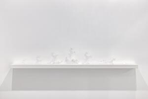 Marcela Cernadas, Souvenir 2021, cristallo modellato e molato a mano libera, legno laccato bianco, 26,6 x 160 x 12 cm, Ed. 1 + AP