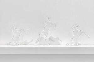 Marcela Cernadas, Souvenir (dettaglio), 2021, cristallo modellato e molato a mano libera, legno laccato bianco, 26,6 x 160 x 12 cm, Ed. 1 + AP