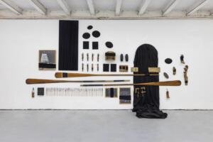 Maurizio Pellegrin, Oriental Connections, 1994, 80 elementi, tempera, cotone, remi veneziani, 320 x 500 x 100 cm