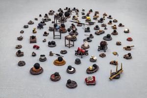 Maurizio Pellegrin, Stands, 2020, basamenti antichi, oggetti, dimensioni variabili - Fotografia di Enrico Fiorese