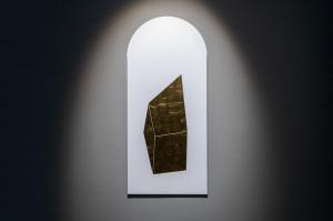 Ludovico Bomben, Pala 19 / Serie dei Bianchi / Rovesciata 3,
2015/2021, Corian, Oro 24k, 160 (h) x 70 x 1 cm, Foto di Irene Fanizza