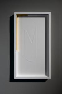 Ludovico Bomben, Figura bianca / 2, 2021, Battuta a secco, carta, Oro 24 k, 33 x 60 x 4 cm, Foto di Irene Fanizza
